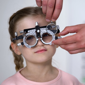 lunettes lentilles fille ophtalmologue